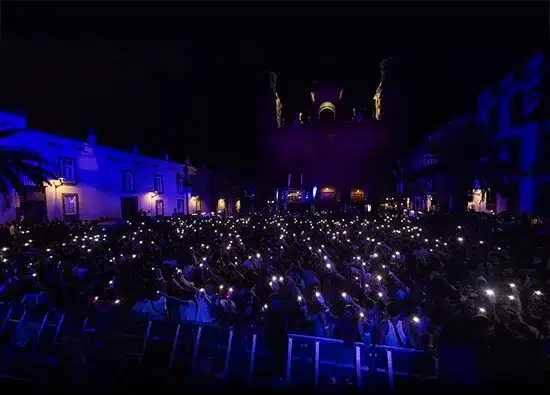 Público disfrutando de un concierto de Sonora en la Plaza de Santa Ana, en Las Palmas de Gran Canaria